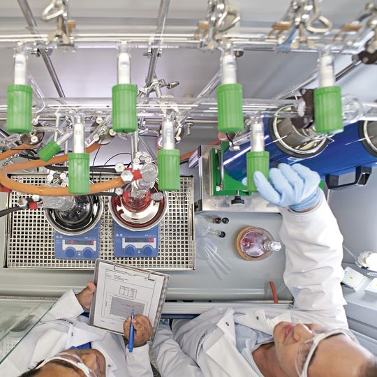 BASF-Forscher überprüfen physikalische Parameter bei der Herstellung graphenbasierter Stoffe. BASF-Forscher überprüfen physikalische Parameter bei der Herstellung graphenbasierter Stoffe.