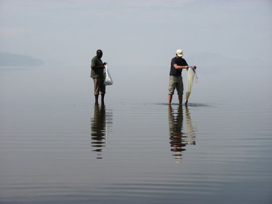 Der Algenforscher Michael Schagerl (r.) entnimmt mit dem Planktonnetz eine Algenprobe am Lake Natron, Tansania. Der Algenforscher Michael Schagerl (r.) entnimmt mit dem Planktonnetz eine Algenprobe am Lake Natron, Tansania.