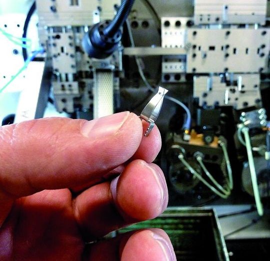 Hier wird die Größenordnung der von Zetka gefertigten Teile deutlich. Man muss schon „kräftig zupacken“, um die kleinen Dinge zu greifen. Hier wird die Größenordnung der von Zetka gefertigten Teile deutlich. Man muss schon „kräftig zupacken“, um die kleinen Dinge zu greifen.