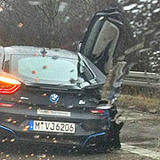 Ein BMW i8 ist Mitte Januar auf der Autobahn A92 in die Leitplanken gekracht. Ein BMW i8 ist Mitte Januar auf der Autobahn A92 in die Leitplanken gekracht.