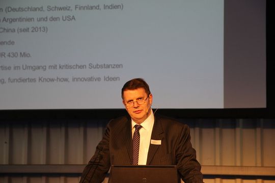 „Im Bereich der Auftragsproduktion erwarten unsere Kunden, dass wir ihr Wachstum optimal unterstüzten, insbesondere durch Innovation und Investition in neue Anlagenkapazitäten“, sagte Dr. Martin Wienkenhöver, CEO von Cabb, bei der Vorstellung der Mehrzweckproduktonsanlage. „Im Bereich der Auftragsproduktion erwarten unsere Kunden, dass wir ihr Wachstum optimal unterstüzten, insbesondere durch Innovation und Investition in neue Anlagenkapazitäten“, sagte Dr. Martin Wienkenhöver, CEO von Cabb, bei der Vorstellung der Mehrzweckproduktonsanlage.