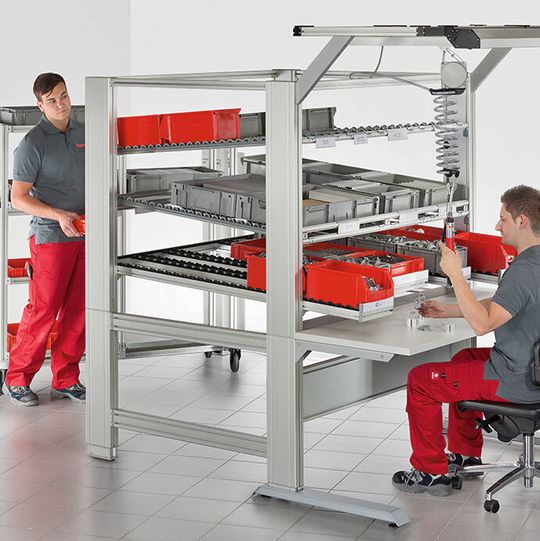 Der neue Arbeitstisch 4 E Fifo ist in sechs Basisgrößen und frei konfigurierbar zu haben. Der neue Arbeitstisch 4 E Fifo ist in sechs Basisgrößen und frei konfigurierbar zu haben.