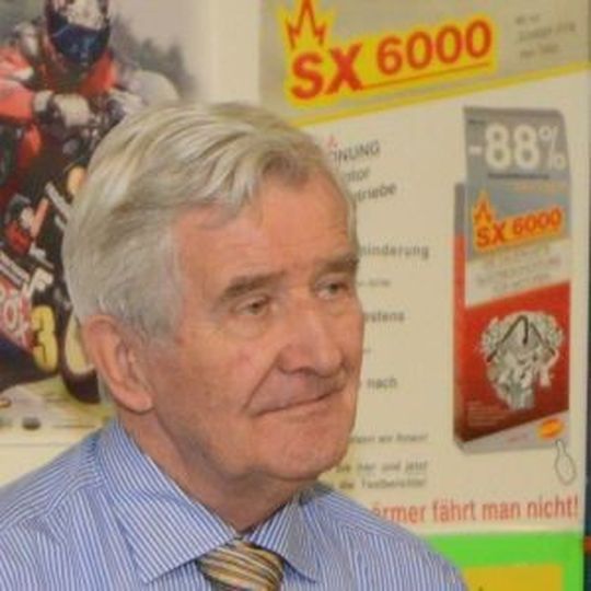 Richard Chambers vom gleichnamigen Unternehmen, bekannt u.a. durch das Spritzusatzmittel SX 6000, hat einen offenen Brief an den ADAC geschrieben. Richard Chambers vom gleichnamigen Unternehmen, bekannt u.a. durch das Spritzusatzmittel SX 6000, hat einen offenen Brief an den ADAC geschrieben.