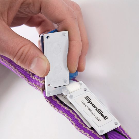 Erst- und Nachrüstung von Spanset-Anschlagmitteln mit dem neuen Idxclip, der mit der Gewebeschlaufe des Anschlagmittels verbunden wird. Erst- und Nachrüstung von Spanset-Anschlagmitteln mit dem neuen Idxclip, der mit der Gewebeschlaufe des Anschlagmittels verbunden wird.