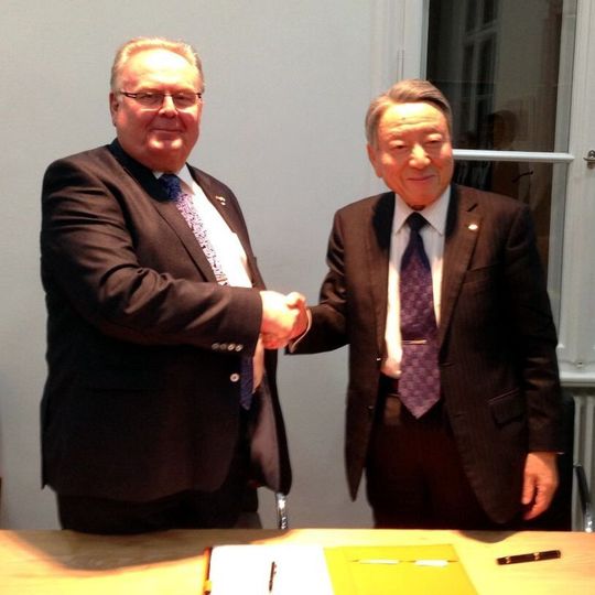 Günther Zippel sen. (links) und Takara Sugino besiegeln den Verkauf des Herstellers von Teilereinigungsanlagen. Günther Zippel sen. (links) und Takara Sugino besiegeln den Verkauf des Herstellers von Teilereinigungsanlagen.