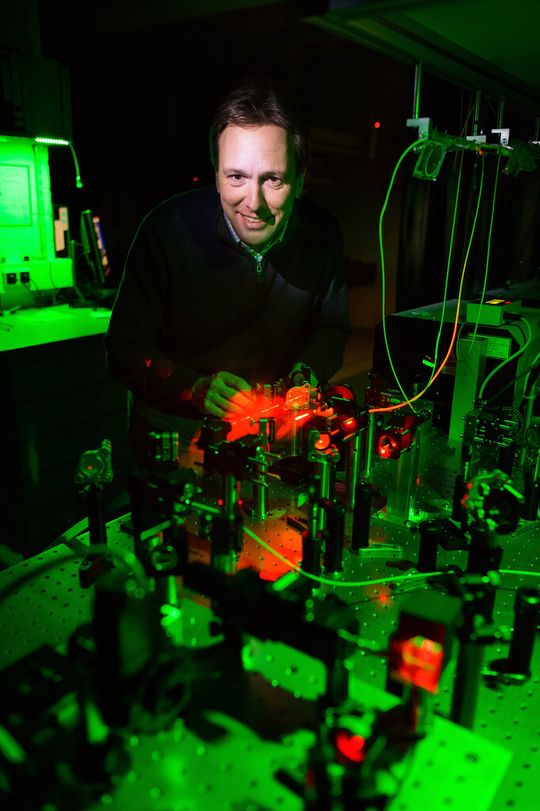 Christoph Becher ist einer von fünf Quantenphysikern an der Saar-Uni, die den Stand der Technik in Sachen Quantencomputer beurteilen können. Christoph Becher ist einer von fünf Quantenphysikern an der Saar-Uni, die den Stand der Technik in Sachen Quantencomputer beurteilen können.