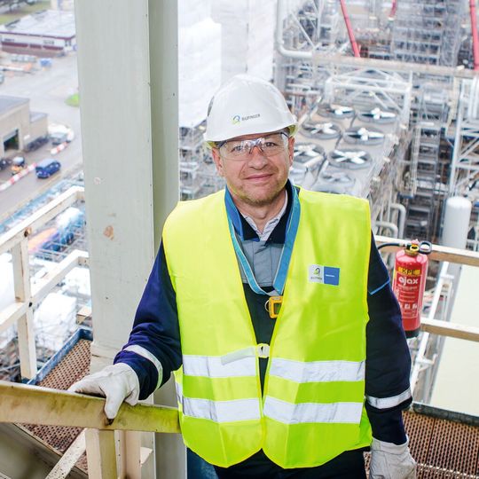 „Die Pläne für zukünftige Entwicklungen liegen fertig in der Schublade. Wenn der Turnaround in die Hose geht, werden einige Investitionen nicht stattfinden“,“ Rainer Gross, Bereichsleiter Turnaround bei Bilfinger. „Die Pläne für zukünftige Entwicklungen liegen fertig in der Schublade. Wenn der Turnaround in die Hose geht, werden einige Investitionen nicht stattfinden“,“ Rainer Gross, Bereichsleiter Turnaround bei Bilfinger.