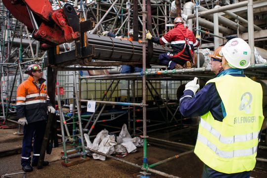Milimeterarbeit: Nach Reinigung, Wartung und Prüfung wird dieses Rohrbündel wieder in den Mantel geschoben - hier ist volle Konzentration gefragt.