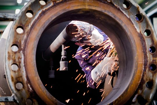 Hier fliegen die Funken: Bilfinger ist mit Mitarbeitern aus sechs Teilgesellschaften, vom Chemiespezialisten bis zum Schlosser, vor Ort. In einer Werkstatt auf dem Raffineriegelände werden in Teamarbeit Apparate und Einbauten überholt, bevor es zurück auf die Anlage geht.