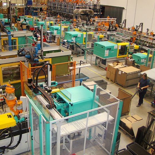 Weiss Kunststofftechnik erweitert seine Produktionsfläche im ungarischen Györ. Auf dann rund 5.000 Quadratmetern (vorher 2.000 m²) produziert das Unternehmen Kunststoff-Spritzgusskomponenten vorrangig für die Automobilindustrie. Weiss Kunststofftechnik erweitert seine Produktionsfläche im ungarischen Györ. Auf dann rund 5.000 Quadratmetern (vorher 2.000 m²) produziert das Unternehmen Kunststoff-Spritzgusskomponenten vorrangig für die Automobilindustrie.