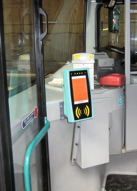Bild 1: In Fahrzeugen schützt das Gehäuse das elektronische Ticket-Lesegerät zuverlässig vor Stößen und Erschütterungen. Bild 1: In Fahrzeugen schützt das Gehäuse das elektronische Ticket-Lesegerät zuverlässig vor Stößen und Erschütterungen.