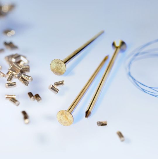 Die Spezialmaschinen verarbeiten Drähte mit geringsten Toleranzen in hoher Geschwindigkeit. Die Spezialmaschinen verarbeiten Drähte mit geringsten Toleranzen in hoher Geschwindigkeit.