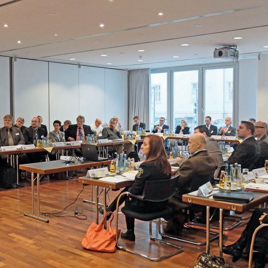 Abb.1: In Berlin diskutierten Händler und Hersteller von Labortechnik über Mittel und Wege einer optimalen Zusammenarbeit im Sinne des Kunden. Abb.1: In Berlin diskutierten Händler und Hersteller von Labortechnik über Mittel und Wege einer optimalen Zusammenarbeit im Sinne des Kunden.