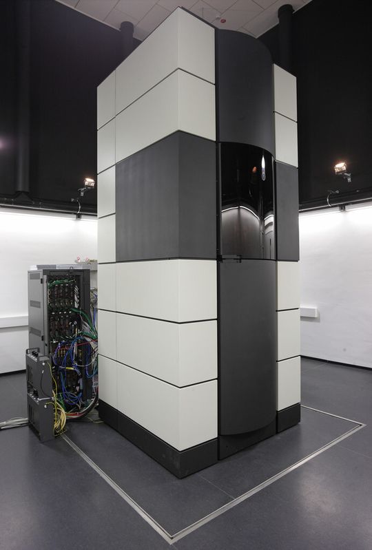 Das Elektronenmikroskop PICO kann Atomabstände und -verschiebungen mit einer Genauigkeit von nur einem Pikometer messen. Das Elektronenmikroskop PICO kann Atomabstände und -verschiebungen mit einer Genauigkeit von nur einem Pikometer messen.
