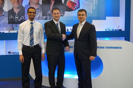 V.l. n.r.: Mo Aakti, Leiter Technik und Markus Arnold, CEO der Antrimon AG sowie Stefan T. Schimon, CEO der Antrimon Holding AG. V.l. n.r.: Mo Aakti, Leiter Technik und Markus Arnold, CEO der Antrimon AG sowie Stefan T. Schimon, CEO der Antrimon Holding AG.
