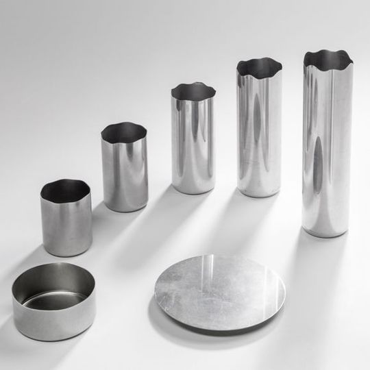 Die Zieh- und Abstreckpresse Icon V-Drive erlaubt die Verwendung bis zu 100 % recycelten Aluminiums, automatisch als Ronden zugeführt. Die Zieh- und Abstreckpresse Icon V-Drive erlaubt die Verwendung bis zu 100 % recycelten Aluminiums, automatisch als Ronden zugeführt.