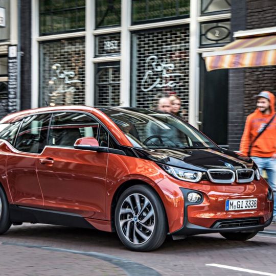 Der i3 kommt ganz gut aus den Startlöchern: BMW hat schon 11.000 Bestellungen weltweit angenommen. Der i3 kommt ganz gut aus den Startlöchern: BMW hat schon 11.000 Bestellungen weltweit angenommen.