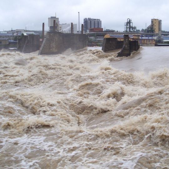 Das Hochwasser 2013 beeinträchtigte auch Wasserkraftwerke (hier das Wasserkraftwerk Rheinfelden im Jahr 2007). Das Hochwasser 2013 beeinträchtigte auch Wasserkraftwerke (hier das Wasserkraftwerk Rheinfelden im Jahr 2007).