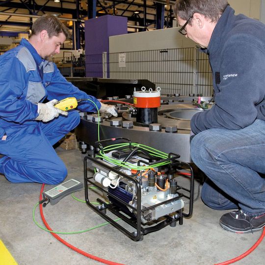 Bild 1: Damit der Werker nicht versehentlich einen falschen Druck auf den Spannzylinder geben und dadurch die Schraube beschädigen oder nicht fest genug vorspannen kann, lässt sich die Bedieneinheit des Spannzylinderaggregats im Vorfeld für den individuellen Montageeinsatz programmieren. Bild 1: Damit der Werker nicht versehentlich einen falschen Druck auf den Spannzylinder geben und dadurch die Schraube beschädigen oder nicht fest genug vorspannen kann, lässt sich die Bedieneinheit des Spannzylinderaggregats im Vorfeld für den individuellen Montageeinsatz programmieren.
