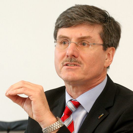 Prof. Ferdinand Dudenhöffer erwartet für das Jahr 2015 weltweit über 100 Millionen Pkw-Neuzulassungen. Prof. Ferdinand Dudenhöffer erwartet für das Jahr 2015 weltweit über 100 Millionen Pkw-Neuzulassungen.