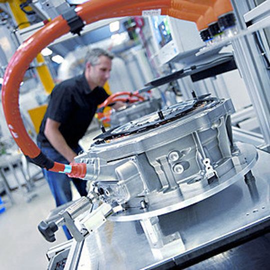 Was geht in der Produktion genau vor? Ein Produktionscontrolling soll hier Licht ins Dunkel bringen, in vielen Unternehmen fehlen aber dafür die Voraussetzungen. Was geht in der Produktion genau vor? Ein Produktionscontrolling soll hier Licht ins Dunkel bringen, in vielen Unternehmen fehlen aber dafür die Voraussetzungen.