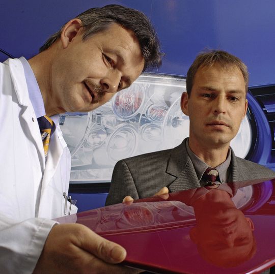 Shining result: Dr. Markus Mechtel (r.) and Thomas Klimmasch evalute a test coating Shining result: Dr. Markus Mechtel (r.) and Thomas Klimmasch evalute a test coating