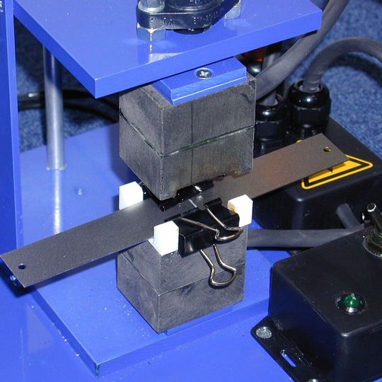 Bei der Induktionshärtung wird die Energie durch elektromagnetische Wechselfelder im kHz-Bereich in das Material eingetragen. Bei der Induktionshärtung wird die Energie durch elektromagnetische Wechselfelder im kHz-Bereich in das Material eingetragen.