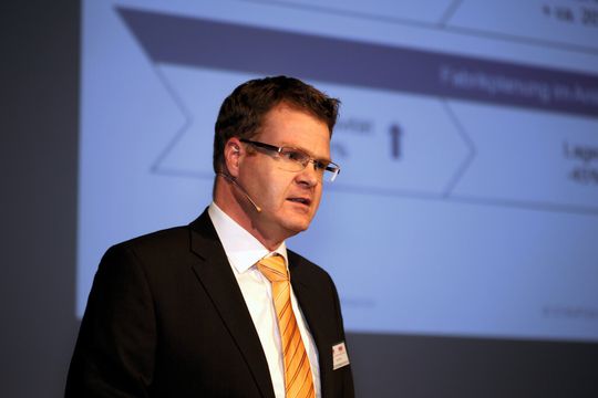 Dr. Urs Hirt, Staufen AG, zeigte anhand eines in Schieflage geratenen Unternehmens, wie es dank Lean Production wieder wettbewerbsfähig gemacht werden kann. Dr. Urs Hirt, Staufen AG, zeigte anhand eines in Schieflage geratenen Unternehmens, wie es dank Lean Production wieder wettbewerbsfähig gemacht werden kann.