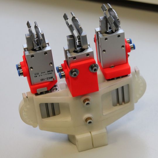 Bei der Fertigung spezieller Greifer bietet sich das Lasersintern an, da sich zusätzliche Funktionen direkt in das Bauteil integrieren lassen und somit Gewicht eingespart werden kann. Bei der Fertigung spezieller Greifer bietet sich das Lasersintern an, da sich zusätzliche Funktionen direkt in das Bauteil integrieren lassen und somit Gewicht eingespart werden kann.