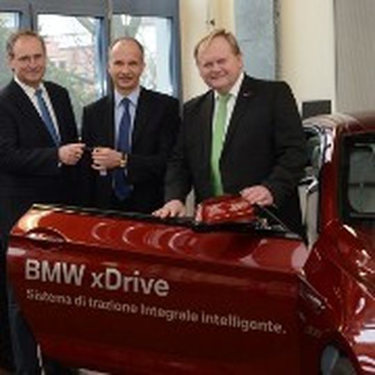 Ralf Rhein, Geschäftsführer und Inhaber des Autohauses Rhein (Mitte), übergab den BMW 650iX an Hugo Neugebauer, Präsident der Handwerkskammer für Unterfranken (rechts), und Matthias Dingfelder, Akademieleiter.