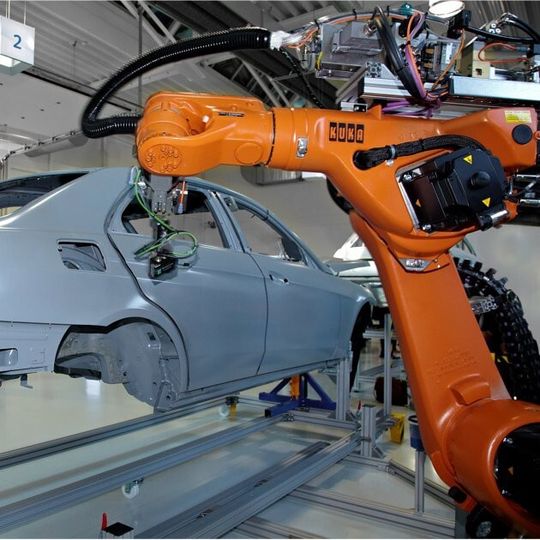 EMS Kleberoboter in der Automobilfertigung. EMS Kleberoboter in der Automobilfertigung.