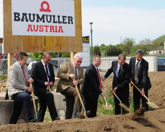 Spatenstich für den neuen Standort der Baumüller Austria GmbH am 2. Mai in Pasching, v.l.n.r: Ing. Peter Mair, Bürgermeister Pasching; Werner Herrmann, Vertriebsleiter Baumüller Austria; Jochen Loy, Mitglied der Geschäftsführung Baumüller Nürnberg; Andreas Baumüller, Mitglied der Geschäftsführung Baumüller Nürnberg; Ing. Michael Ziegler, Geschäftsführer Baumüller Austria; Peter Zifferer, Geschäftsführer Haller Bau.