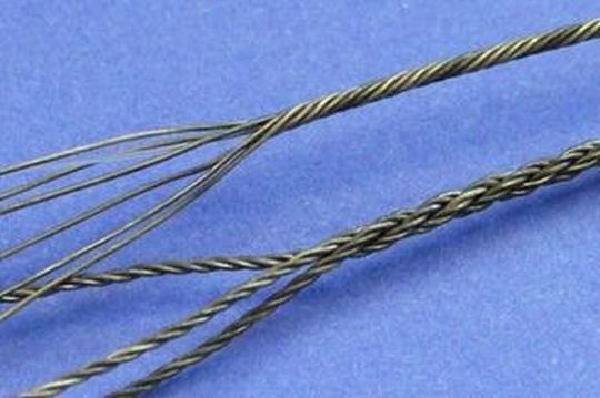 Unterschiedlich verdrillte Nahtmaterialien aus Magnesium. Unterschiedlich verdrillte Nahtmaterialien aus Magnesium.