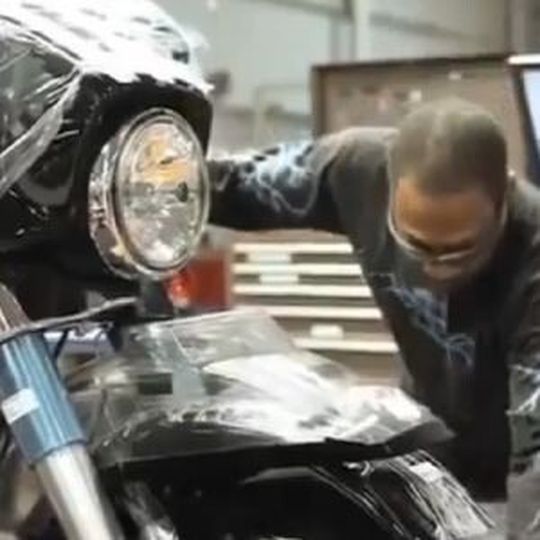 „Exporting Freedom“ lautet der Werbeclip von Harley-Davidson, der im Superbowl-Finale am 2. Februar zusammen mit vielen anderen Auto-Commercials läuft. „Exporting Freedom“ lautet der Werbeclip von Harley-Davidson, der im Superbowl-Finale am 2. Februar zusammen mit vielen anderen Auto-Commercials läuft.
