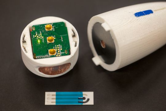 SENSE: das Tricorder-ähnliche System soll via Hautkontakt Vitaldaten erfassen und mit Messstreifen Umweltinformationen sammeln. SENSE: das Tricorder-ähnliche System soll via Hautkontakt Vitaldaten erfassen und mit Messstreifen Umweltinformationen sammeln.