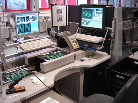 Der Produktionsleiter der Lemförder Electronic vor der Viscom S6055 Der Produktionsleiter der Lemförder Electronic vor der Viscom S6055