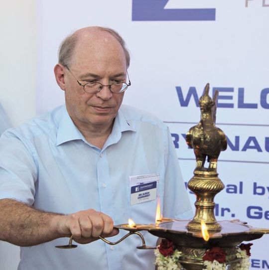 Vorstand Ulrich Zahoransky bei der Eröffnung des neuen Werks für Spritzgießwerkzeuge in Tamil Nadu. Vorstand Ulrich Zahoransky bei der Eröffnung des neuen Werks für Spritzgießwerkzeuge in Tamil Nadu.