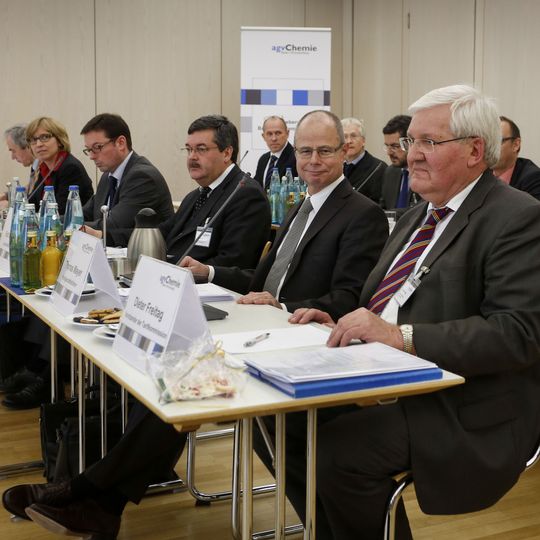Zuletzt stagnierten die regionalen Chemie-Tarifrundengespräche, wie in Baden Württemberg: Die Tarifkommission der Chemie-Arbeitgeber vor der Verhandlung; ganz rechts Dieter Freitag, Vorsitzender der Tarifkommission, daneben Thomas Mayer, Hauptgeschäftsführer des Arbeitgeberverbandes. Zuletzt stagnierten die regionalen Chemie-Tarifrundengespräche, wie in Baden Württemberg: Die Tarifkommission der Chemie-Arbeitgeber vor der Verhandlung; ganz rechts Dieter Freitag, Vorsitzender der Tarifkommission, daneben Thomas Mayer, Hauptgeschäftsführer des Arbeitgeberverbandes.