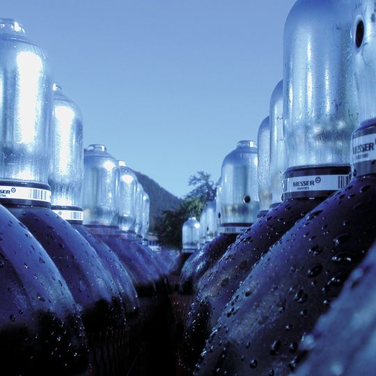 Mit einem MES lassen sich nun 2500 Stahlflaschen pro Tag auftragsbezogen zu produzieren und die Planungdaten dafür aktuell und transparent aufrufen. Mit einem MES lassen sich nun 2500 Stahlflaschen pro Tag auftragsbezogen zu produzieren und die Planungdaten dafür aktuell und transparent aufrufen.
