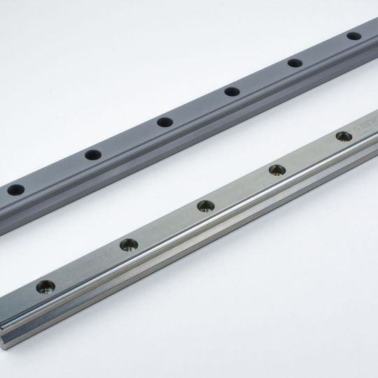 Hiwin bietet Profilschienenführungen mit den Beschichtungstypen CTS (links) und CZS (rechts)