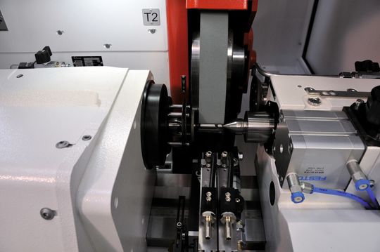 Les concepteurs du constructeur de rectifieuses cylindriques de Thun ont réussi à intégrer une meule de 500 mm de diamètre, qui en plus peut être dressée avec un dresseur rotatif, dans cette petite machine. Les concepteurs du constructeur de rectifieuses cylindriques de Thun ont réussi à intégrer une meule de 500 mm de diamètre, qui en plus peut être dressée avec un dresseur rotatif, dans cette petite machine.
