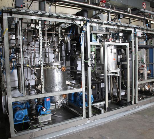 Die Rührkessel-Technikumsanlage (CSTR – „Continuously Stirred Tank Reactor“) untersucht Gas-/Flüssig-Reaktionen in Pharma, Chemie und anderen prozesstechnischen Industrien.