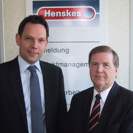 Übernahme: Frank Bleicher (links) und Gangolf Kaiser (rechts), Geschäftsführer von Henskes Electronics