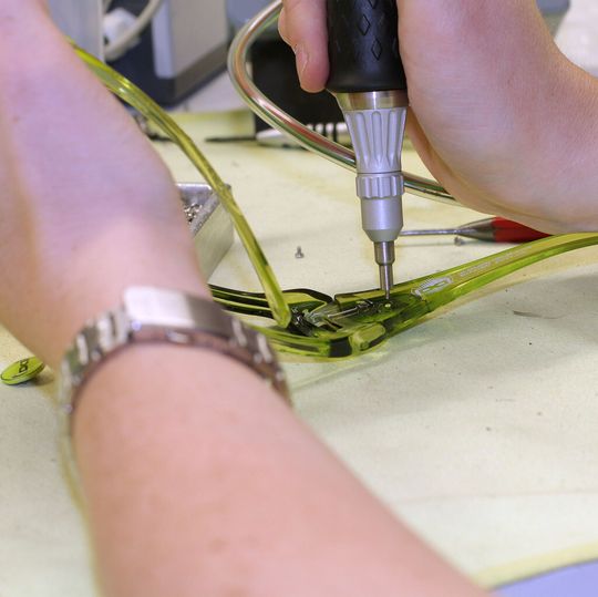 4 mm lang sind die Schlitzschrauben der Größe M 1,4, mit denen das Gloryfy-Markenzeichen an den Bügeln der Sport-Style-Brillen befestigt wird.