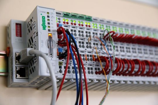 An den Ethernet-Controller (750-880) von Wago lassen sich unterschiedliche Messklemmen anreihen, die die Energieverbrauchswerte erfassen. An den Ethernet-Controller (750-880) von Wago lassen sich unterschiedliche Messklemmen anreihen, die die Energieverbrauchswerte erfassen.