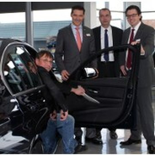 Carl-Heinz Zobel (li.) vom BTZ Heide freut sich über den BMW, den ihm Michael Zietz, Patrick Schöder und Christian Rönsch übergaben.