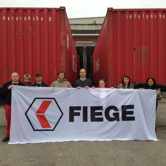 Marc Baumgarte, Fiege-Regionaldirektor Südwest (Mitte), mit May Roa-Engel (ganz rechts) und weiteren Mitarbeiterinnen und Mitarbeitern von Fiege Bürstadt und Fiege Worms vor den 40-Fuß-Containern mit Hilfsgütern. Marc Baumgarte, Fiege-Regionaldirektor Südwest (Mitte), mit May Roa-Engel (ganz rechts) und weiteren Mitarbeiterinnen und Mitarbeitern von Fiege Bürstadt und Fiege Worms vor den 40-Fuß-Containern mit Hilfsgütern.