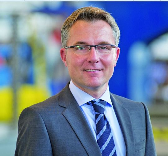 „Die Servoantriebstechnik ist aus meiner Sicht vor allem für die Produktion von Bauteilen mit hohen Umformgraden interessant“, sagt Alexander Dörmann, Geschäftsführer der Raster-Zeulenroda Werkzeugmaschinen GmbH. „Die Servoantriebstechnik ist aus meiner Sicht vor allem für die Produktion von Bauteilen mit hohen Umformgraden interessant“, sagt Alexander Dörmann, Geschäftsführer der Raster-Zeulenroda Werkzeugmaschinen GmbH.