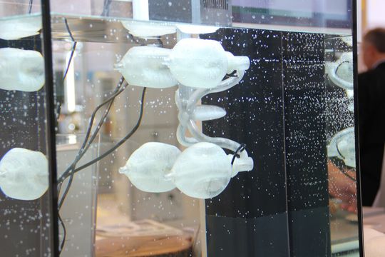 Vier elastische Kunststoffbälle pumpen Wasser und sorgen so für den erforderlichen Vortrieb. Das Antriebssystem wurde mit dem generativen Fertigungsverfahren FDM hergestellt. Vier elastische Kunststoffbälle pumpen Wasser und sorgen so für den erforderlichen Vortrieb. Das Antriebssystem wurde mit dem generativen Fertigungsverfahren FDM hergestellt.