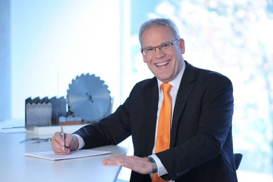 Dr. Stefan Brand, Geschäftsführer der Vollmer Gruppe, zum Grindtec-Auftritt: „Mit Vgrind 160 wollen wir ein neues Geschäftsfeld aufbauen und uns im Markt des Werkzeugschleifens etablieren.“ Dr. Stefan Brand, Geschäftsführer der Vollmer Gruppe, zum Grindtec-Auftritt: „Mit Vgrind 160 wollen wir ein neues Geschäftsfeld aufbauen und uns im Markt des Werkzeugschleifens etablieren.“